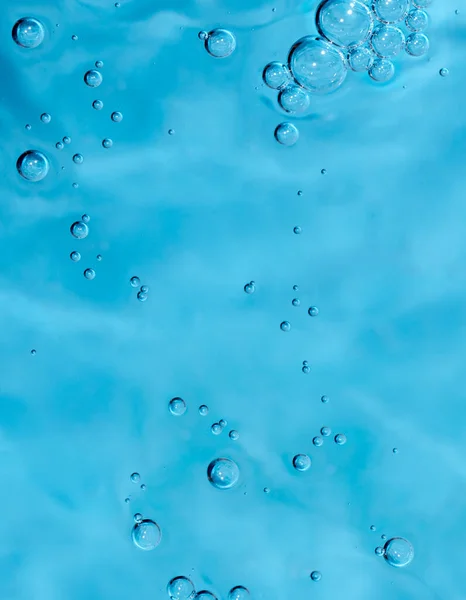 単離された泡と透明化粧品サンプルテクスチャ 美容液ゲル上に形成される青い泡 保湿剤 皮膚の栄養とスキンケア — ストック写真