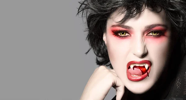 Vampiro Mulher Bonita Com Maquiagem Extravagante Presas Sangrentas Lentes Lobo — Fotografia de Stock