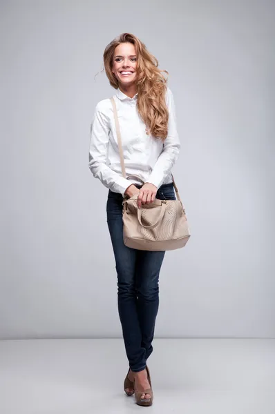 Красива щаслива жінка тримає сумку — стокове фото