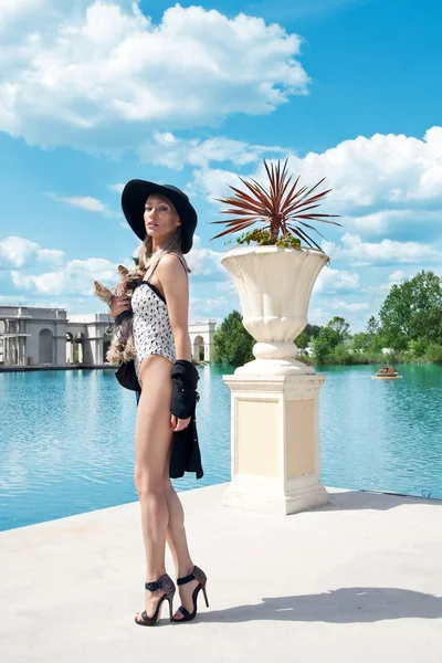 Joven mujer de la moda en el hermoso fondo azul — Foto de Stock