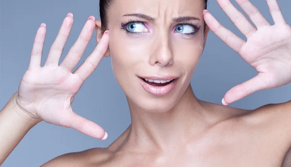 Portret van mooie brunette vrouw met blauwe ogen — Stockfoto