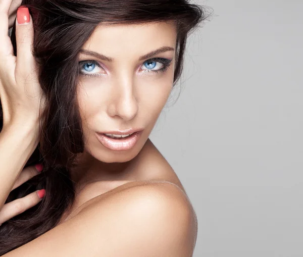 Portrait of delicate brunette woman — Stock Photo, Image