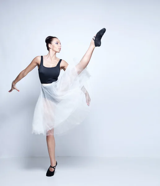 Bailarina de estilo moderno posando sobre fondo de estudio — Foto de Stock