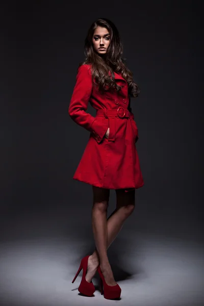 Mulher jovem em um casaco de moda de inverno de outono — Fotografia de Stock