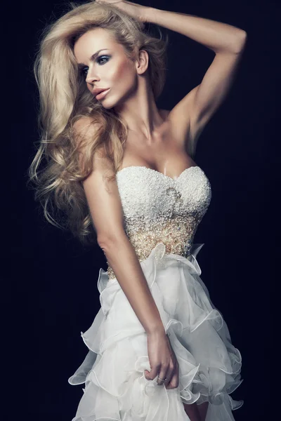 Femme blonde mignonne en robe de mariée blanche — Photo