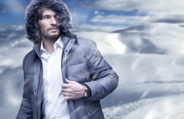 Bonito homem na neve de inverno — Fotografia de Stock