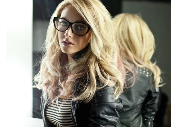 Женщина в очках в зеркале — стоковое фото