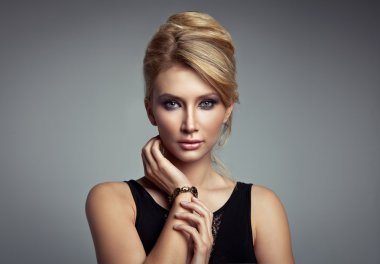 Güzel sarışın kadın portresi