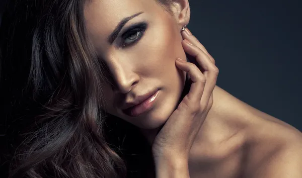 Retrato de maquillaje perfecto. Hermosa mujer sexy con el pelo largo —  Fotos de Stock