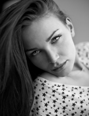 siyah beyaz fotoğraf güzel doğal sarışın kadının