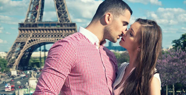 Älskande par i romantiska staden — Stockfoto