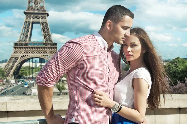 Jovem casal amando uns aos outros na cidade romântica — Fotografia de Stock