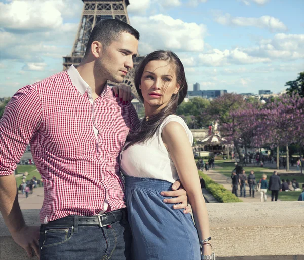 Junges Paar, das sich in romantischer Stadt liebt — Stockfoto