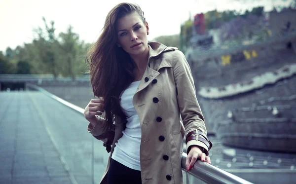 Bela jovem mulher vestindo casaco — Fotografia de Stock