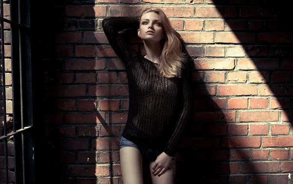 Mode blond model poseren buiten — Stockfoto