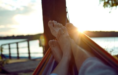 Çift rahatlatıcı ayak üzerinde hamak Beach tatil fotoğraf