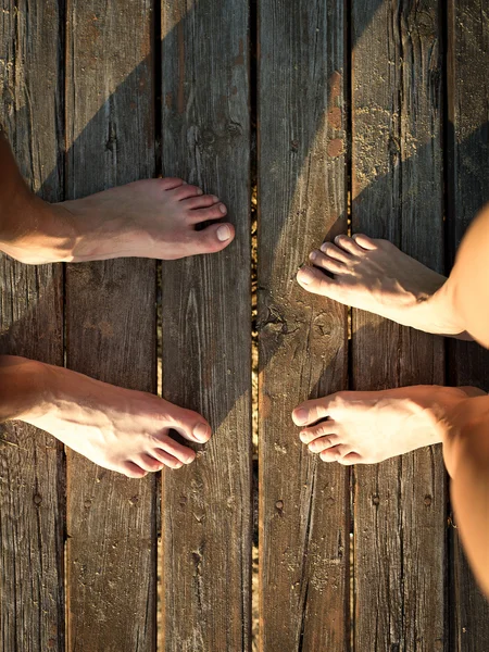 Masculino e feminino pé no o praia — Fotografia de Stock