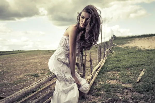 Jovem mulher de vestido branco ao ar livre — Fotografia de Stock