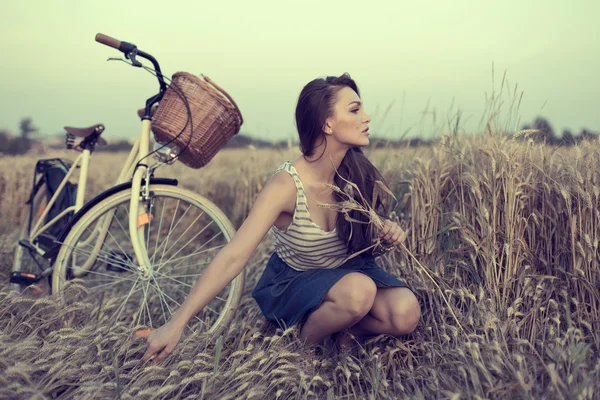 Young woman on field — Stock Photo, Image