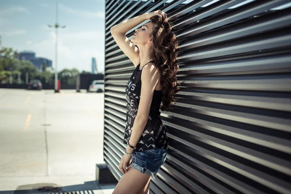 Jovem mulher da moda no dia ensolarado quente — Fotografia de Stock