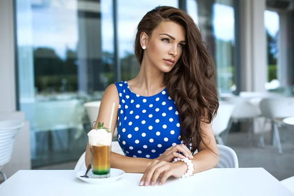 Jeune femme avec café glacé — Photo