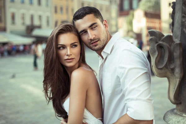 Vackert ungt par på semesterπώληση στα ισπανικά - rebaja — Stockfoto