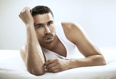 seksi brunet yalan ve kameraya bakıyor