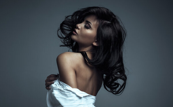 Чувственная женщина с закрытыми глазами
