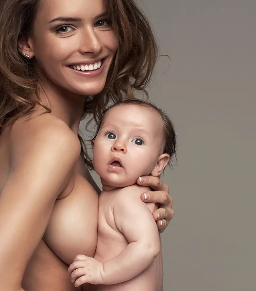 Portret van mooie vrouw met baby — Stockfoto