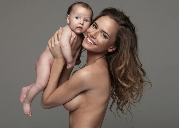 Mooie lachende moeder met haar kind — Stockfoto