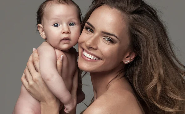 Retrato de mulher feliz com bebê — Fotografia de Stock