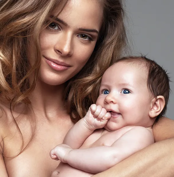 Güzel genç annenin bebeği ile portresi — Stok fotoğraf