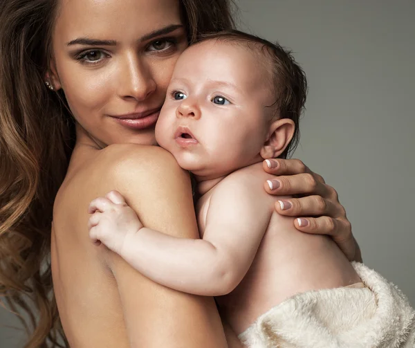 Lindo retrato de madre y bebé —  Fotos de Stock