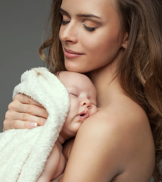 Retrato bonito de mãe e bebê com olhos fechados — Fotografia de Stock