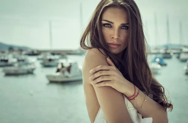 Portrait of young woman — Stock Photo, Image