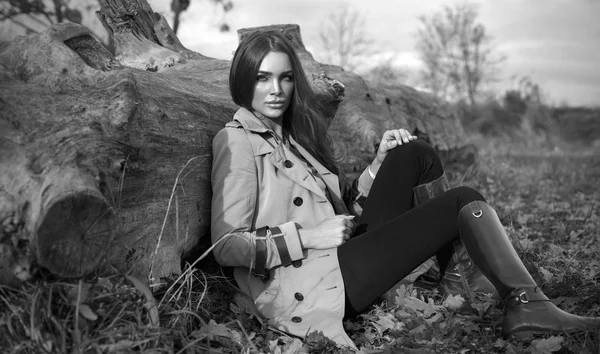 Foto en blanco y negro de mujer de moda al aire libre — Foto de Stock