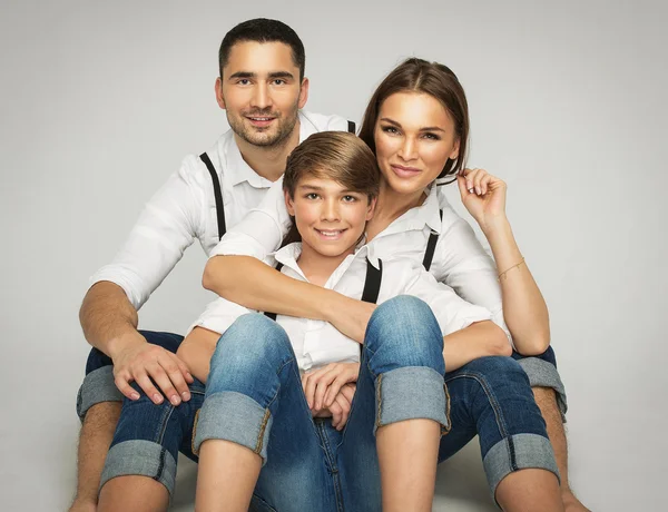 Jonge gelukkige familie — Stockfoto