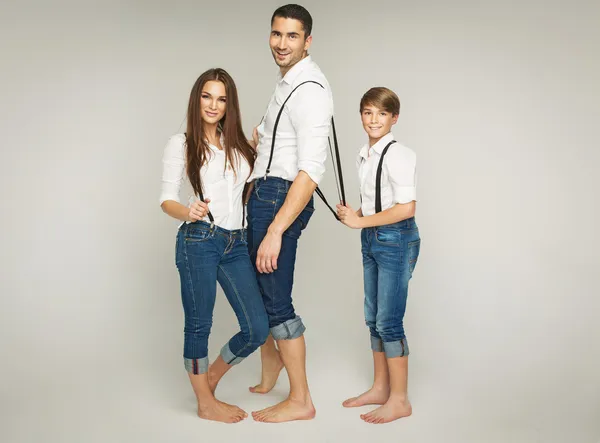 Jovens sorrindo pessoas vestindo jeans e suspensórios — Fotografia de Stock