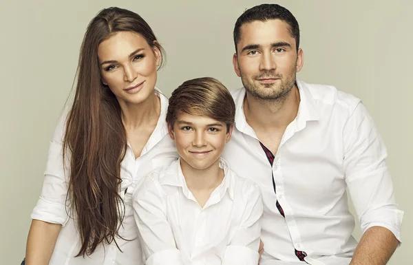 Ritratto di una giovane famiglia felice in camicie bianche — Foto Stock