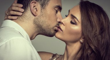 Romantik Çift dokunmak ve birbirlerini öpmeye