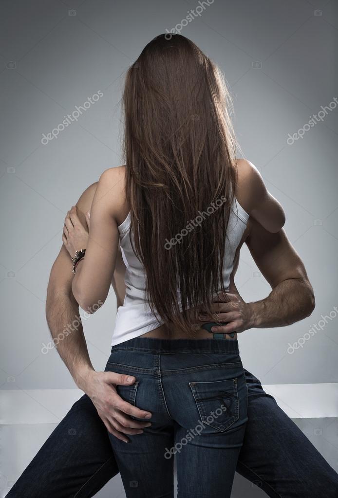 Novios tocandose Novios tocandose