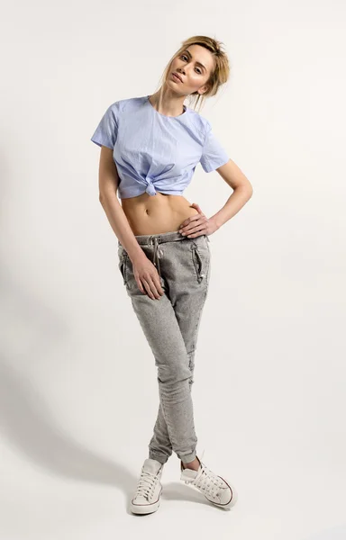 Blonďatá žena nosí džíny — Stock fotografie