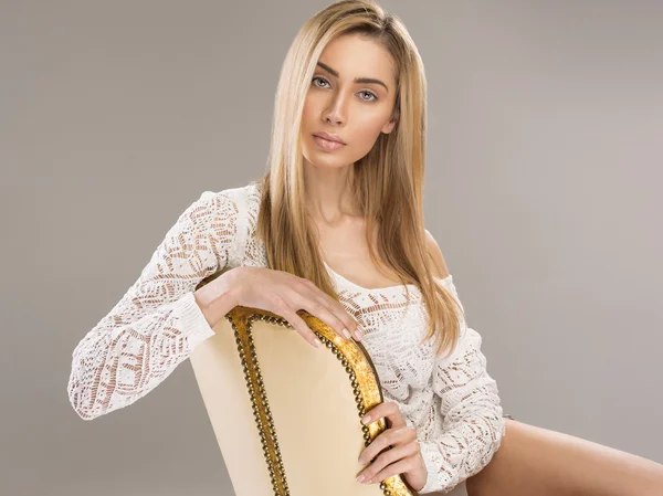 Blondine sitzt auf Luxus-Stuhl — Stockfoto