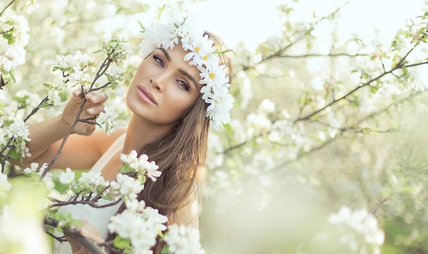 Mujer en el jardín — Foto de Stock