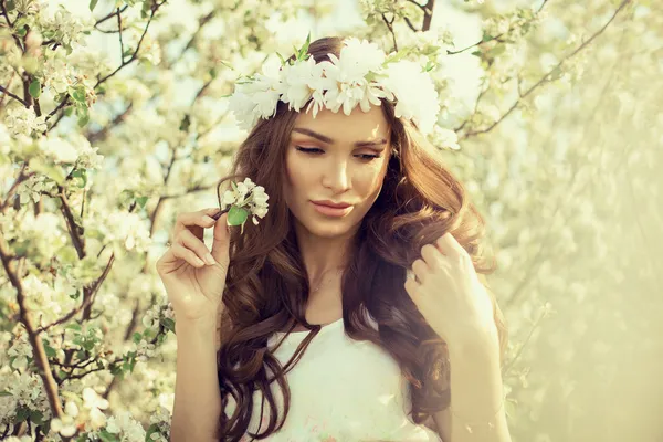 Donna nel giardino della mela — Foto Stock