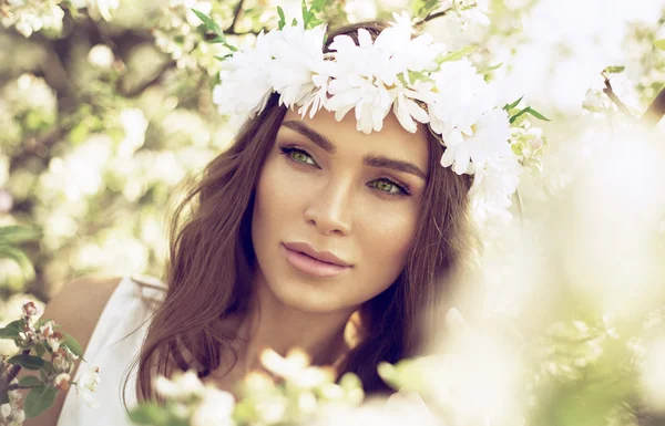 Frau im Apfelgarten — Stockfoto