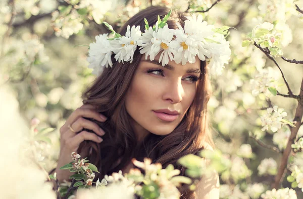 Mooie vrouw in tuin — Stockfoto