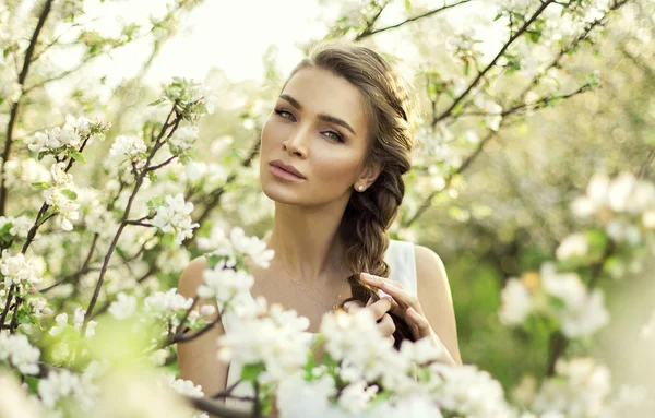 Frau macht Haarzopf — Stockfoto