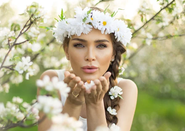 Hermosa chica soplando —  Fotos de Stock