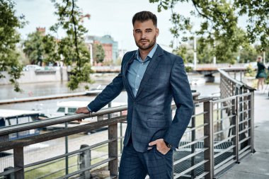 Klasik kontrol takımı içinde yakışıklı bir erkek model. 